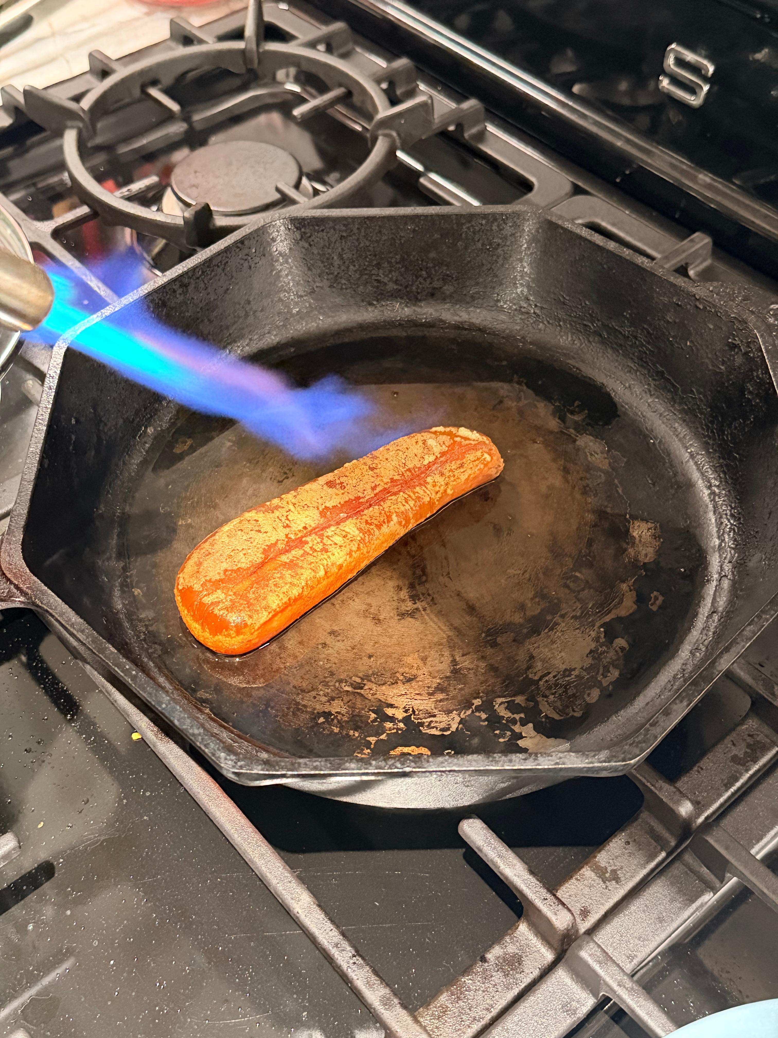 今天做乌鱼子吃。用高粱白酒浸泡5分钟以后，用喷枪点燃白酒灼烧，再灼烧到表面泛白即