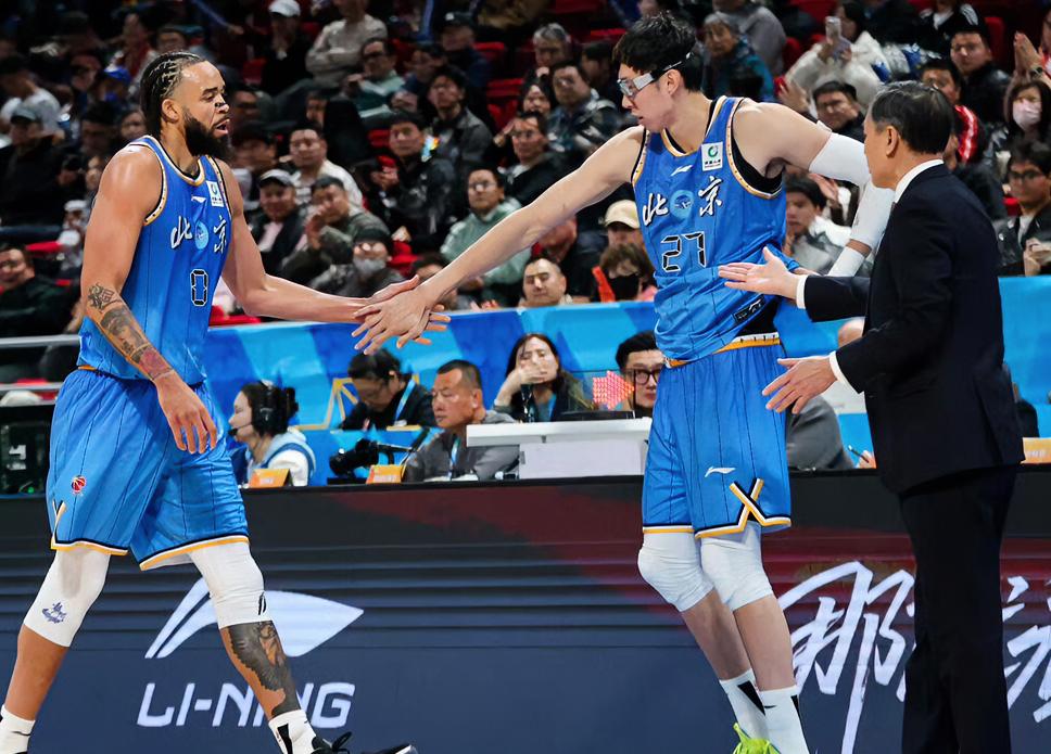 周琦：英俊哥，还得是你啊！面对旧主毫无手软，直接把他们按在地上打？？？陈盈骏：