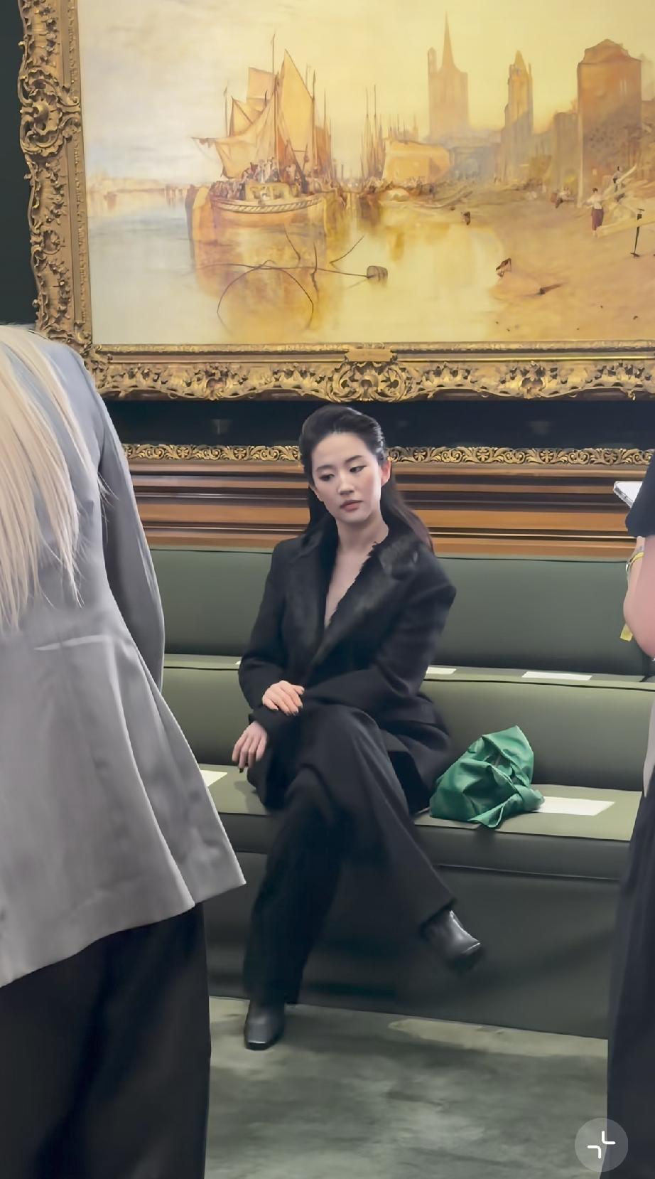 5月21日，刘亦菲参加LV2027早春大秀，路人镜头下有年龄感了，像是中年女性一