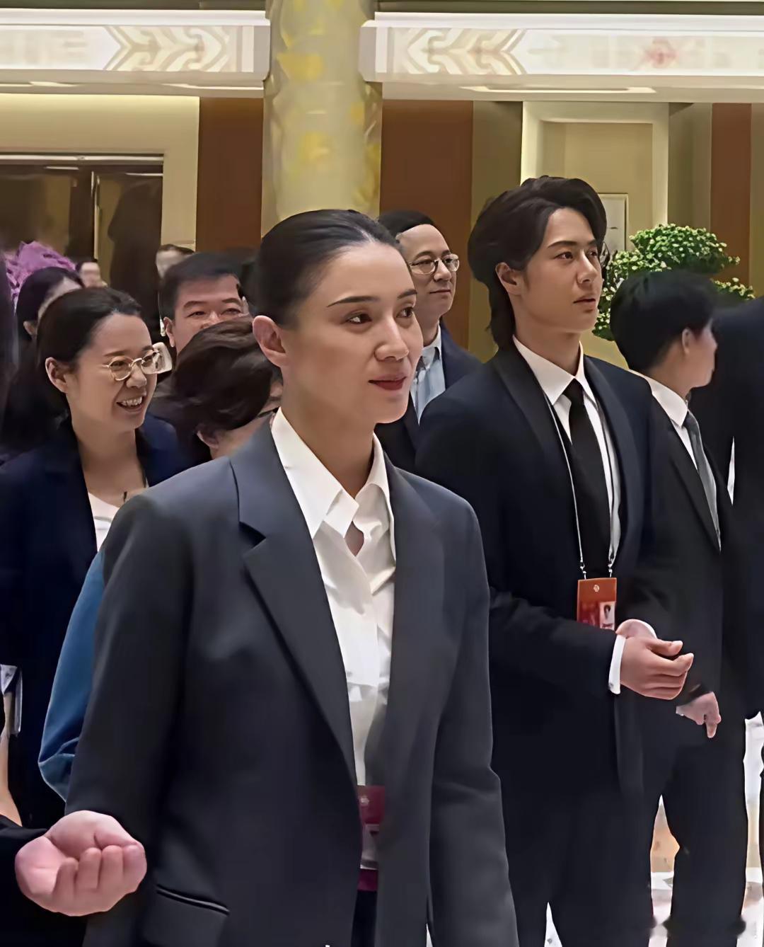 真是越来越搞不懂宋佳了都已经44岁了头发稀少，法令纹，小肚子凸起等等这些应该在这