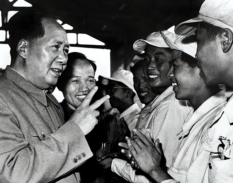 1964年，我国首颗原子弹爆炸成功，中央在第一时间接到喜讯后，正准备向国际社会公