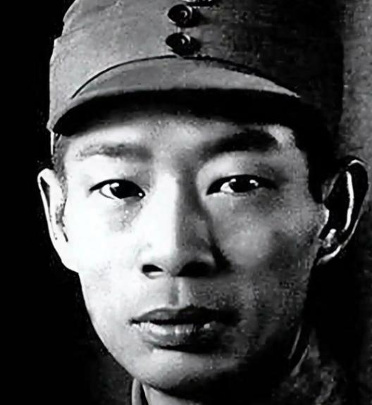 1934年冬，在血雨腥风的湘江岸边，血战突围的红九军团22师师长周子昆浑身是血的
