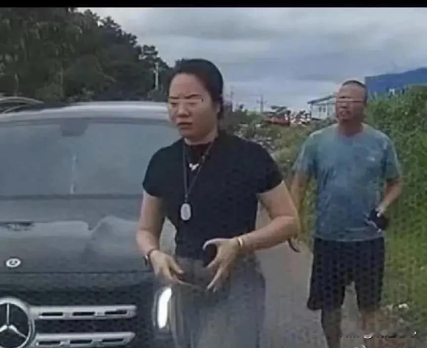 奔驰亮证女身份曝光！副市长发声，证是假证，安排双方见面沟通广西防城港有位小伙