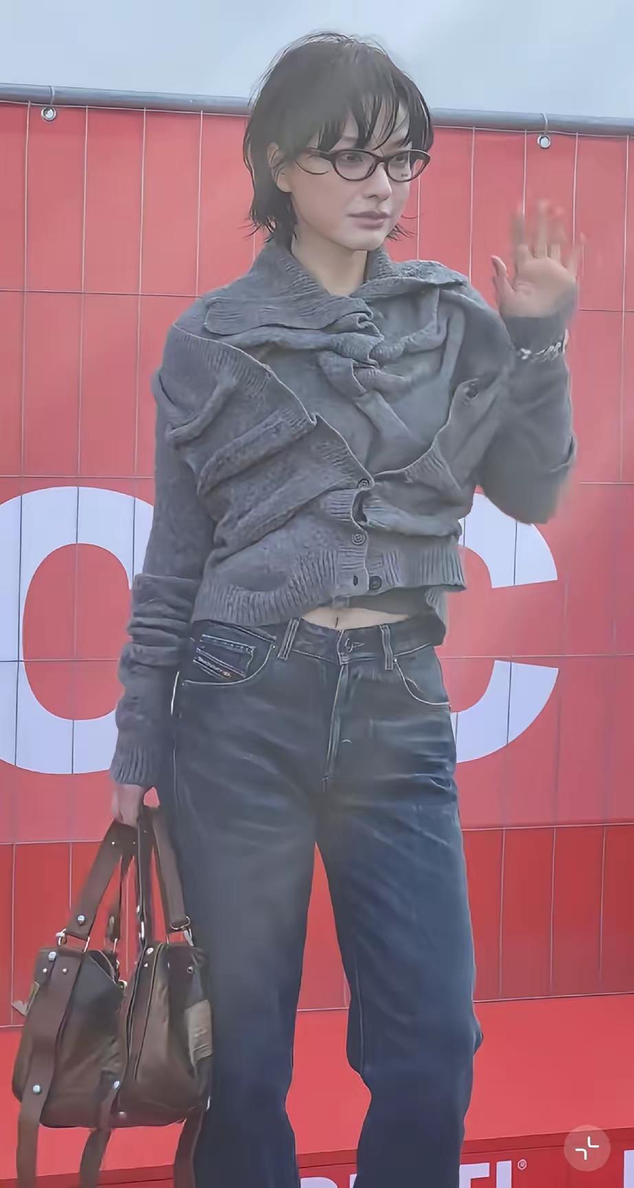 她穿的真是什么衣服奇奇怪怪的，但人真比以前漂亮好多啊，面部轮廓很清晰这样看来