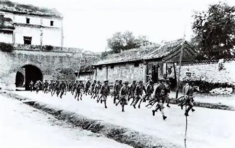 1938年，特务去小学抓地下党杨文海，谁知刚到校门口，恰巧就碰上了杨文海，特务