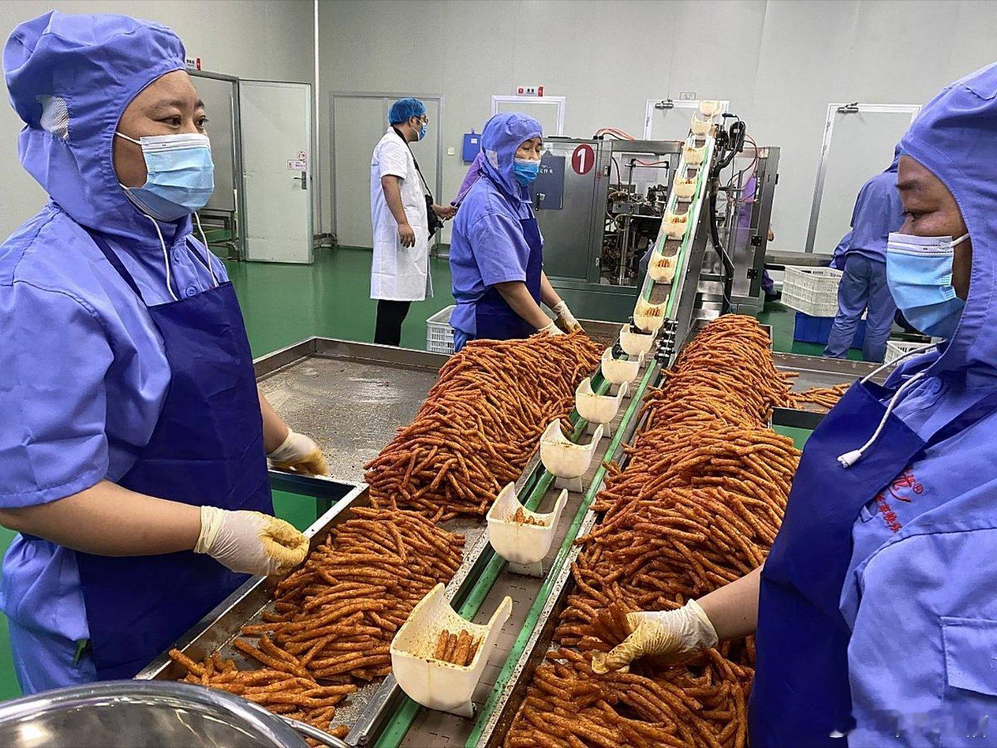 老人用自制机器给上万人做辣条硬核大爷自制辣条生产线这大爷可不是普通大爷，他们是湖