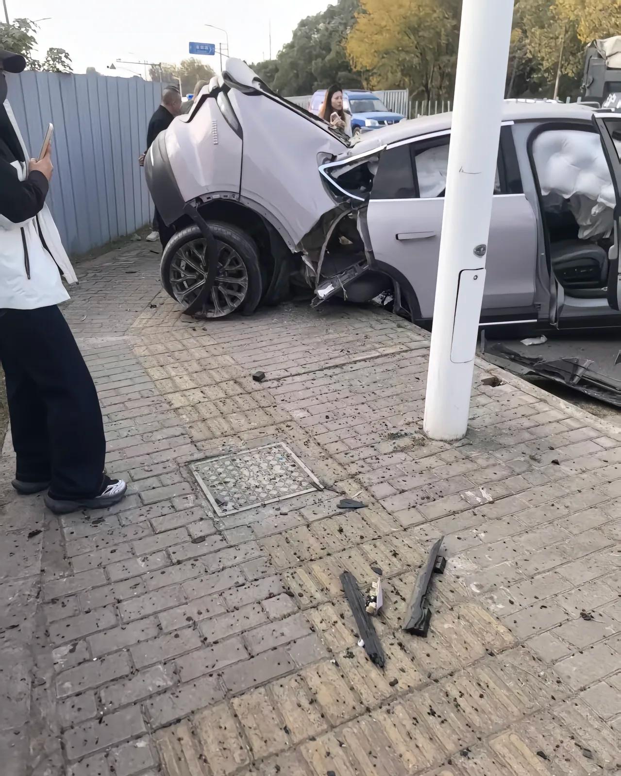 把水泥墩撞碎电车也没起火，也没自燃，车门把手正常弹出，安全气囊正常打开，驾驶员正