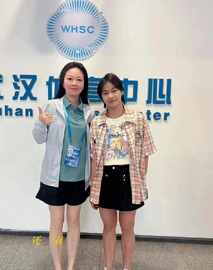 全红婵，活力与美丽兼具在武汉体育中心看到全红婵啦！她一身穿搭太亮眼，格子外套搭