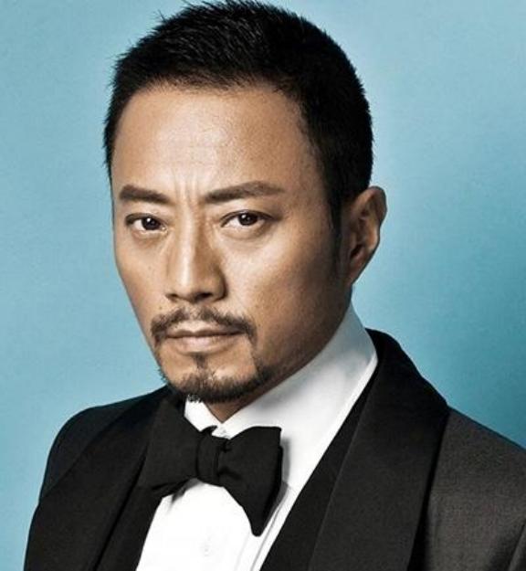 2001年，张涵予20万买了一张罗汉床，好友马未都来家里赏玩，没想到他一看见这床