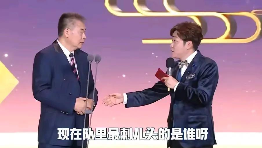 莎莎你赶紧来听听！你那好朋友李爷爷正念叨你呢，嘴上说你是队里的刺头，还说你是最难