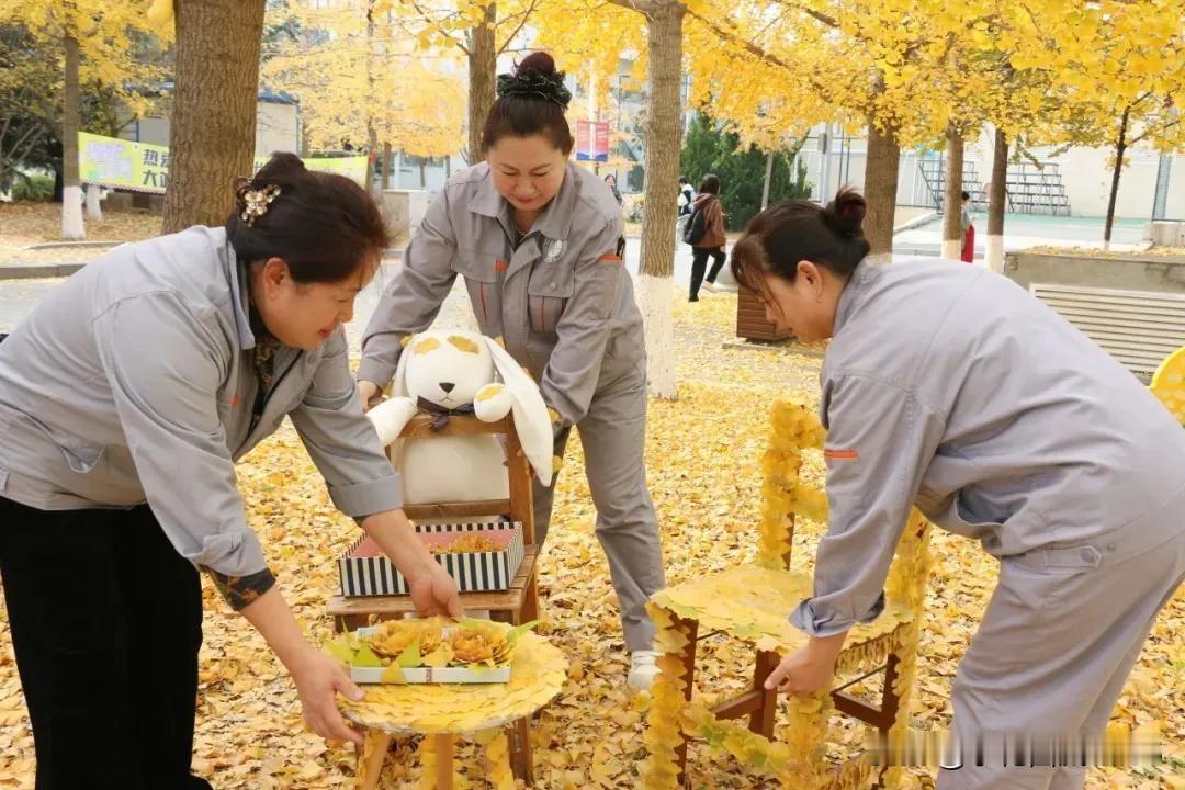 近日，大连一所高校内，几位保洁阿姨的巧思妙想温暖了整个校园，并迅速在网络上走红，