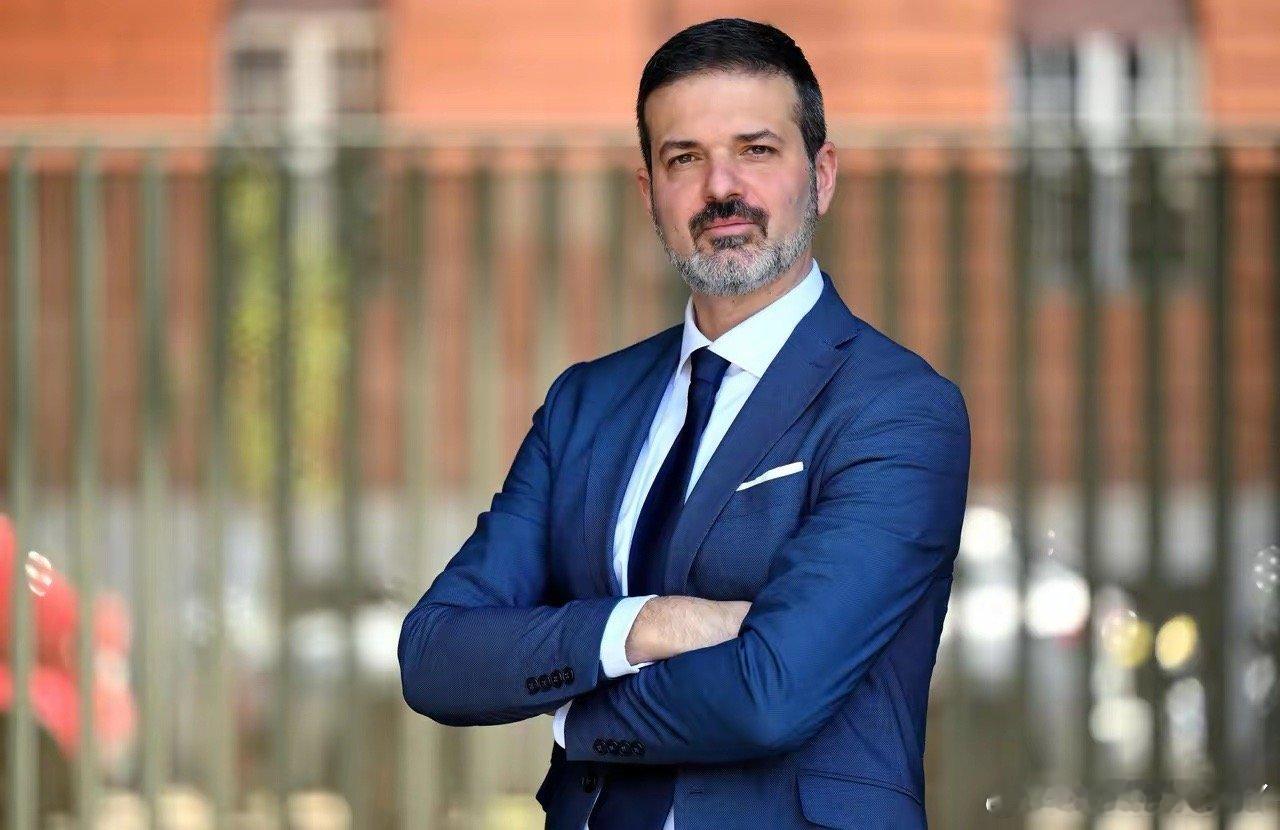 在莫拉蒂担任国际米兰主席时，他有一笔匪夷所思的操作，就是在2012年4月，他让斯