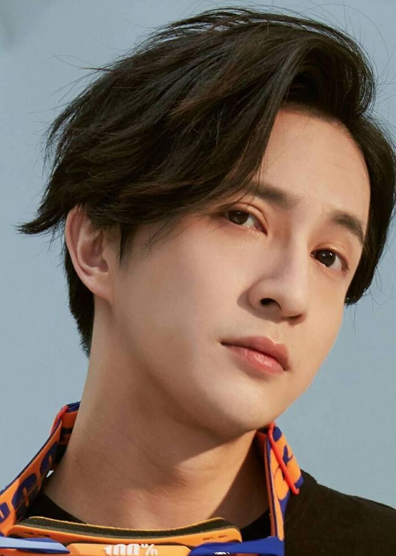 赵一博粉丝围堵喊分手！薛之谦妻子挺6个月孕肚逛商场你能信吗？前几天刚官宣和