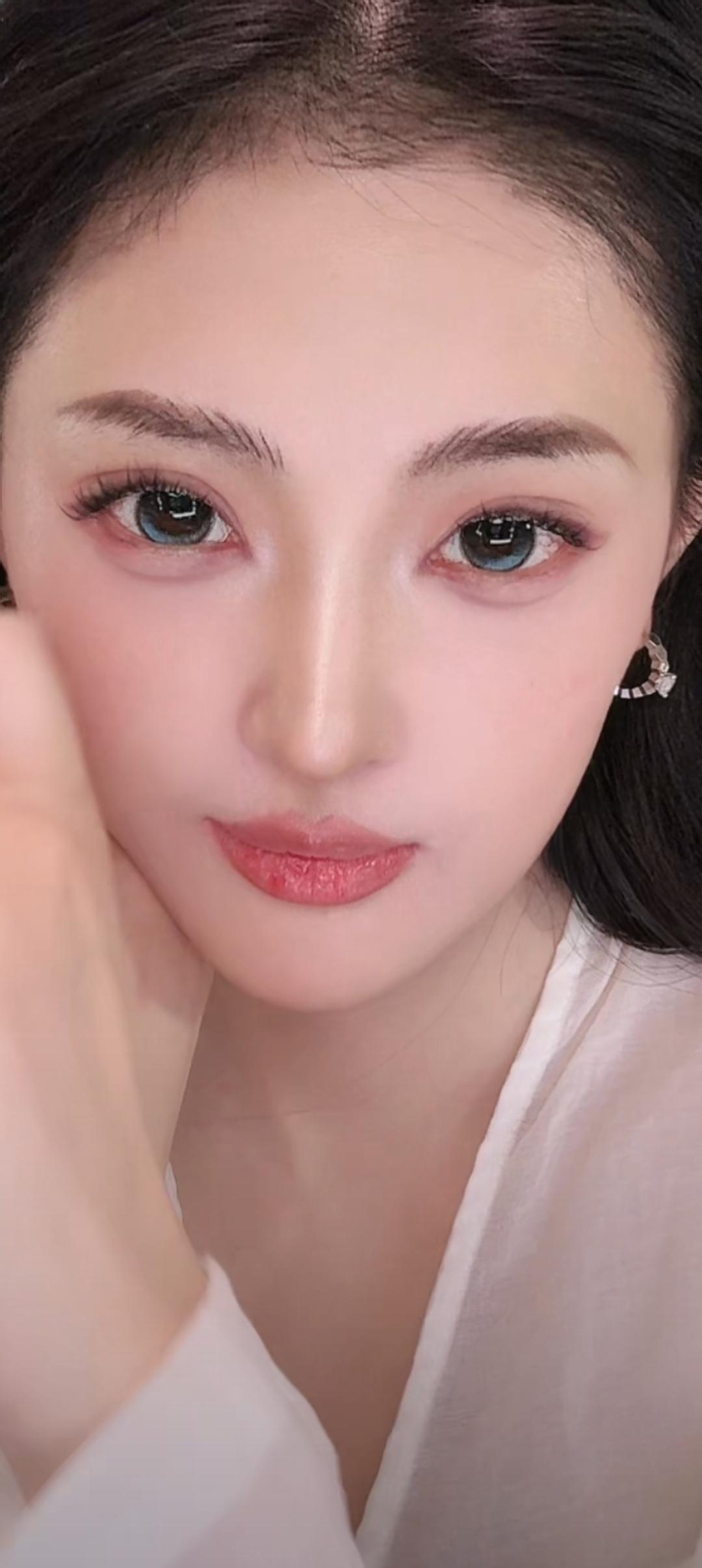 这姑娘眼妆好精致啊！