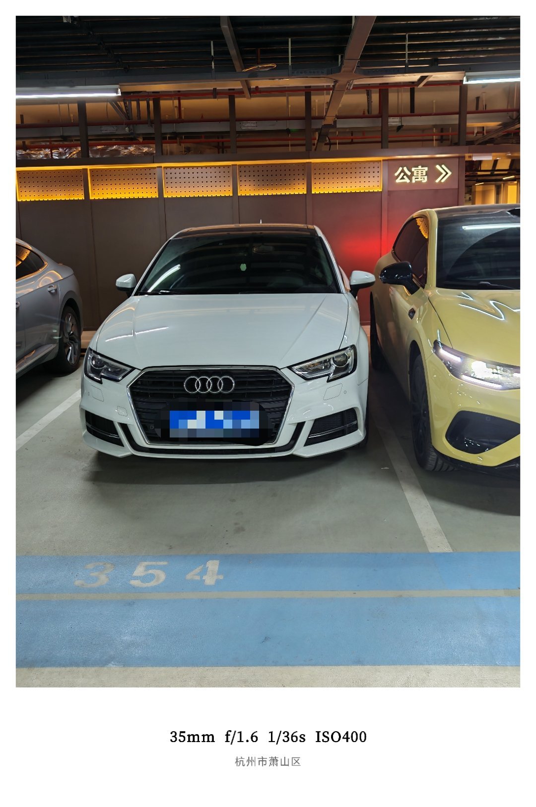 不好意思这位朋友，也不是故意贴这么紧主要是旁边靠着墙，你也没给咱留空间只能将就你