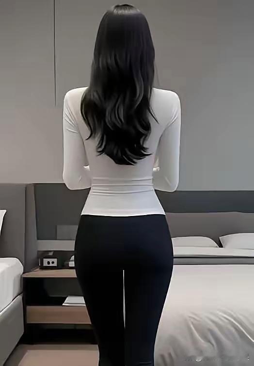 高个子女生穿短裙好看，而且相当合适。身高本就不是穿衣限制，高个子女生穿短裙能突显