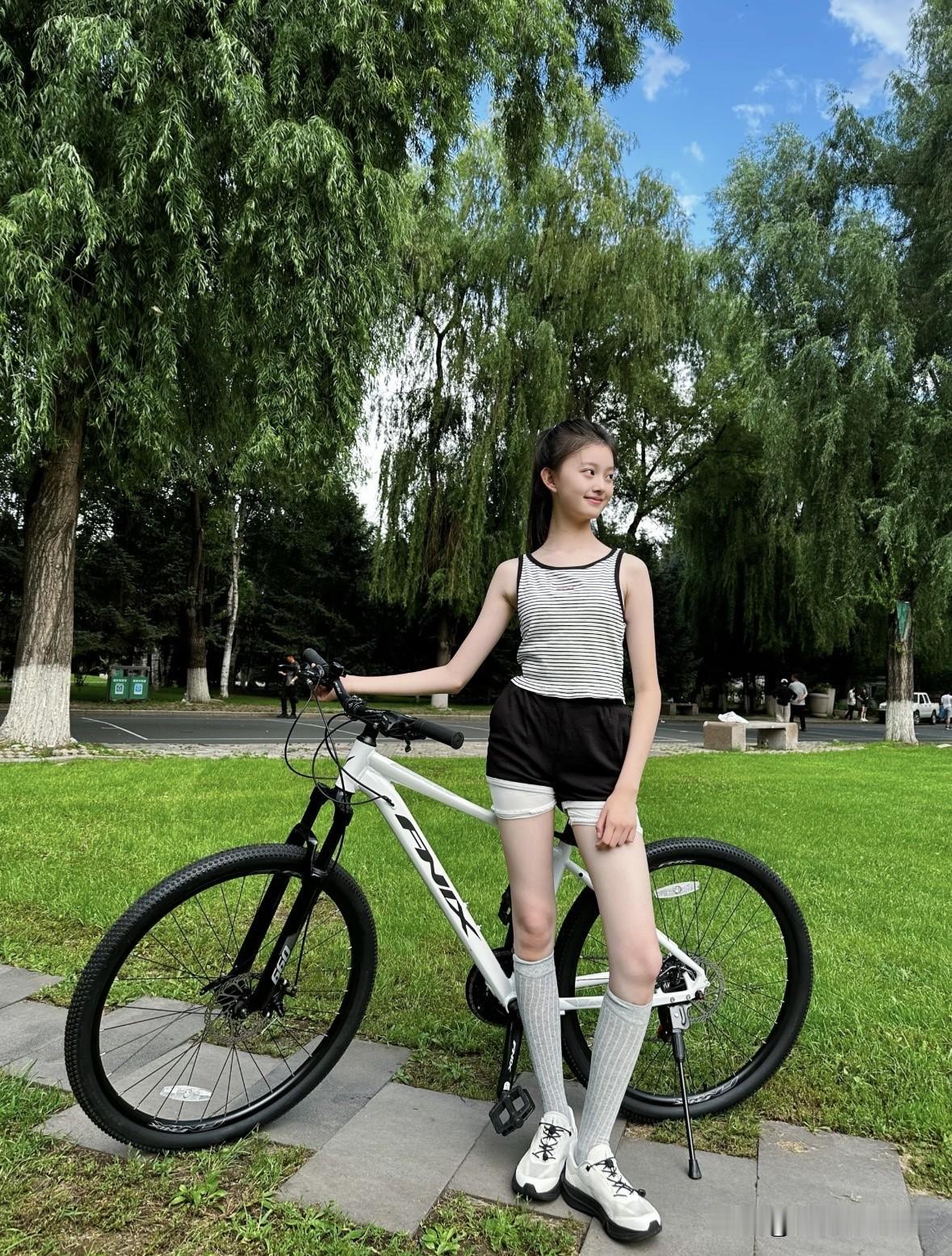 骑行少女，大长腿氛围感直接拉满骑行元气少女