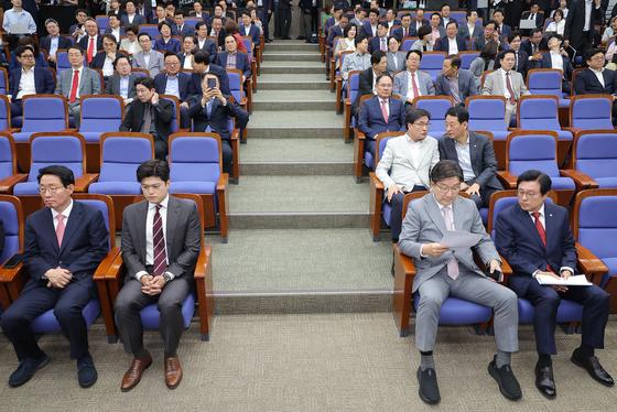 金龙泰左边在发呆，辞职的权性东在右边看“资料”。两人座位一左一右各不耽误？三