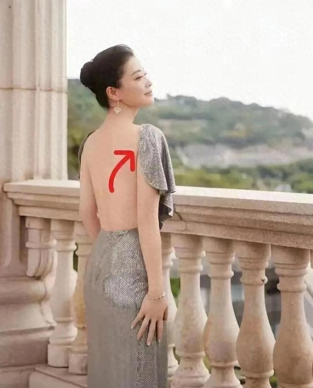 梅婷这件礼服是怎么穿的，她蹲下的时候衣服不会掉吗？梅婷这身礼服看着就跟没穿一