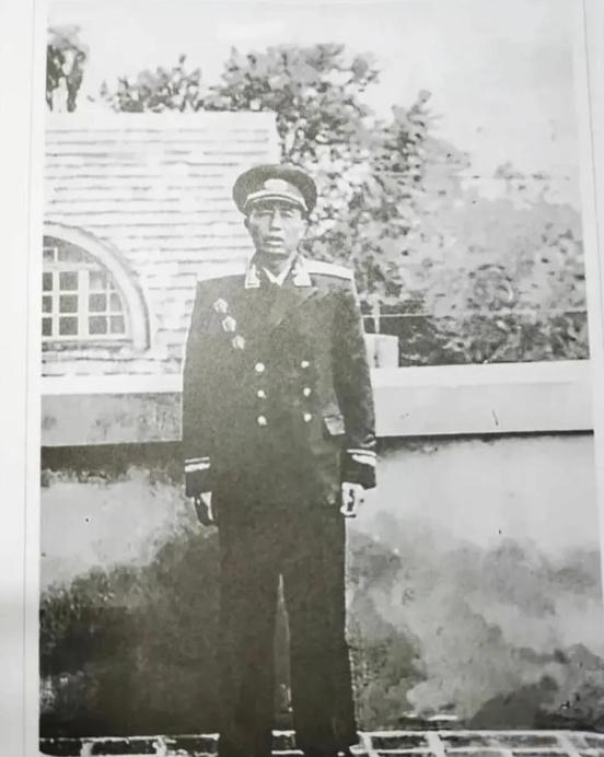 1943年，汉奸抓了个女八路，保长却拦着不让带走。汉奸队长王大麻子正要发火，保长