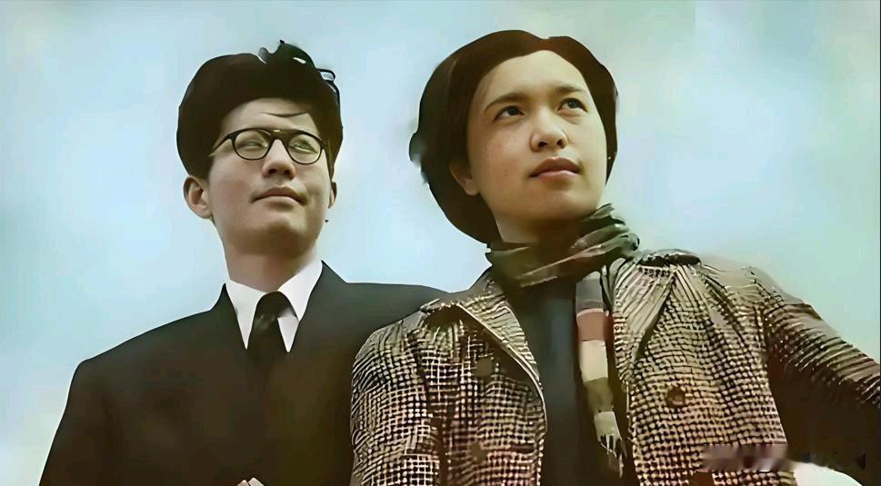 乔冠华的两位夫人龚澎和章含之都是极具魅力与才华的女性：龚澎：1914年10月