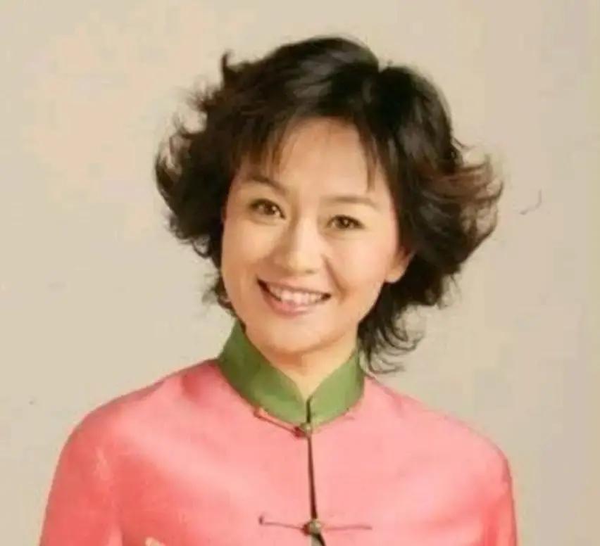 1999年，鞠萍被丈夫逼做选择题：要儿子就得净身出户她月薪800，下班再去超市