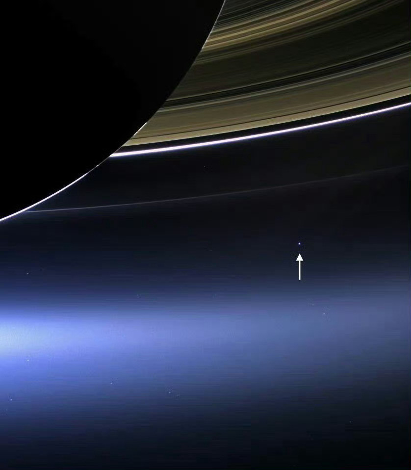 在15亿公里之外拍摄的地球——13年前的今天，卡西尼号探测器从土星环下方拍摄的