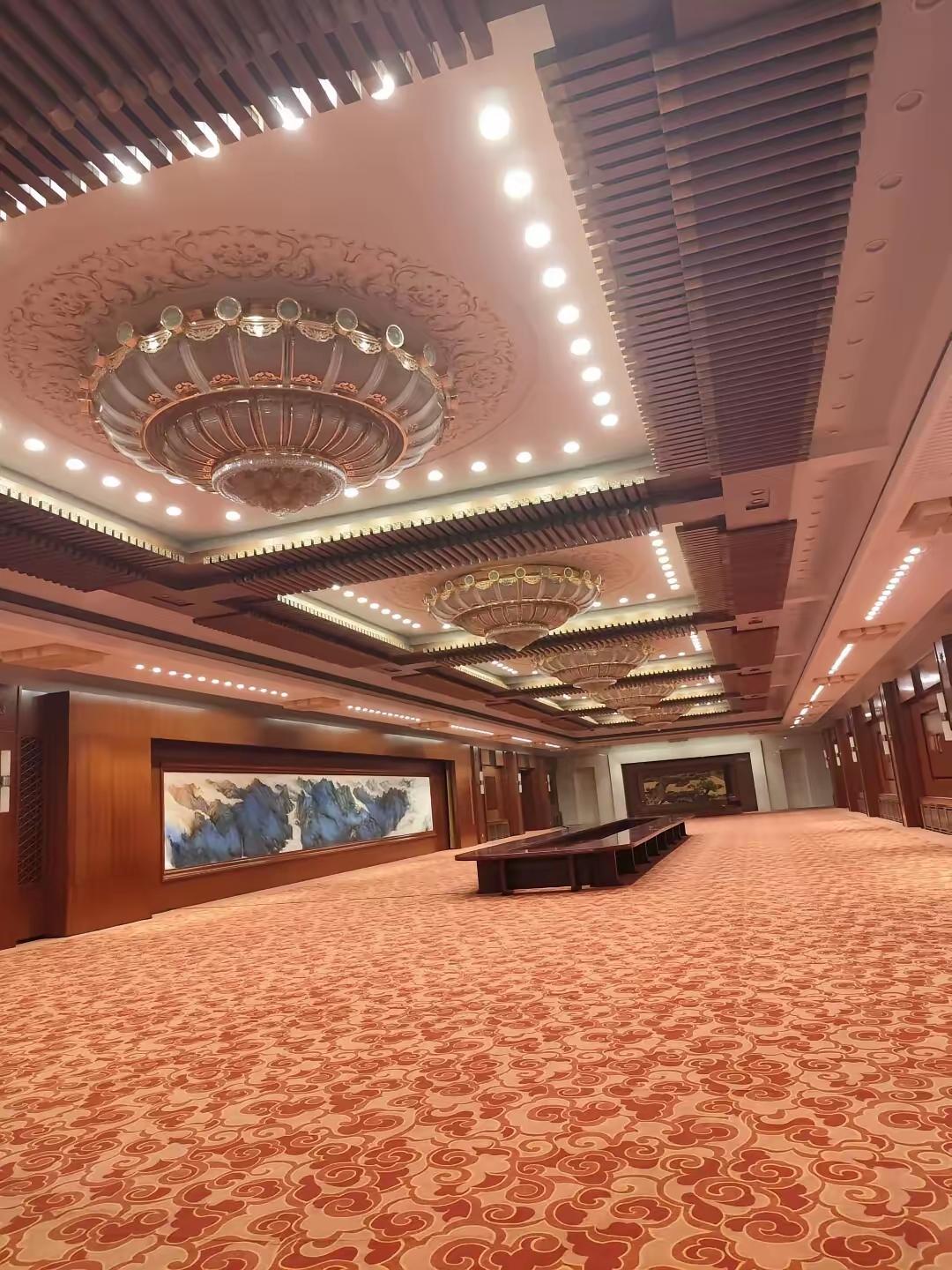国务卿卢比奥在会议厅连竖大拇哥，找国防部长一起指着上方赞不绝口​来看看迷住他的