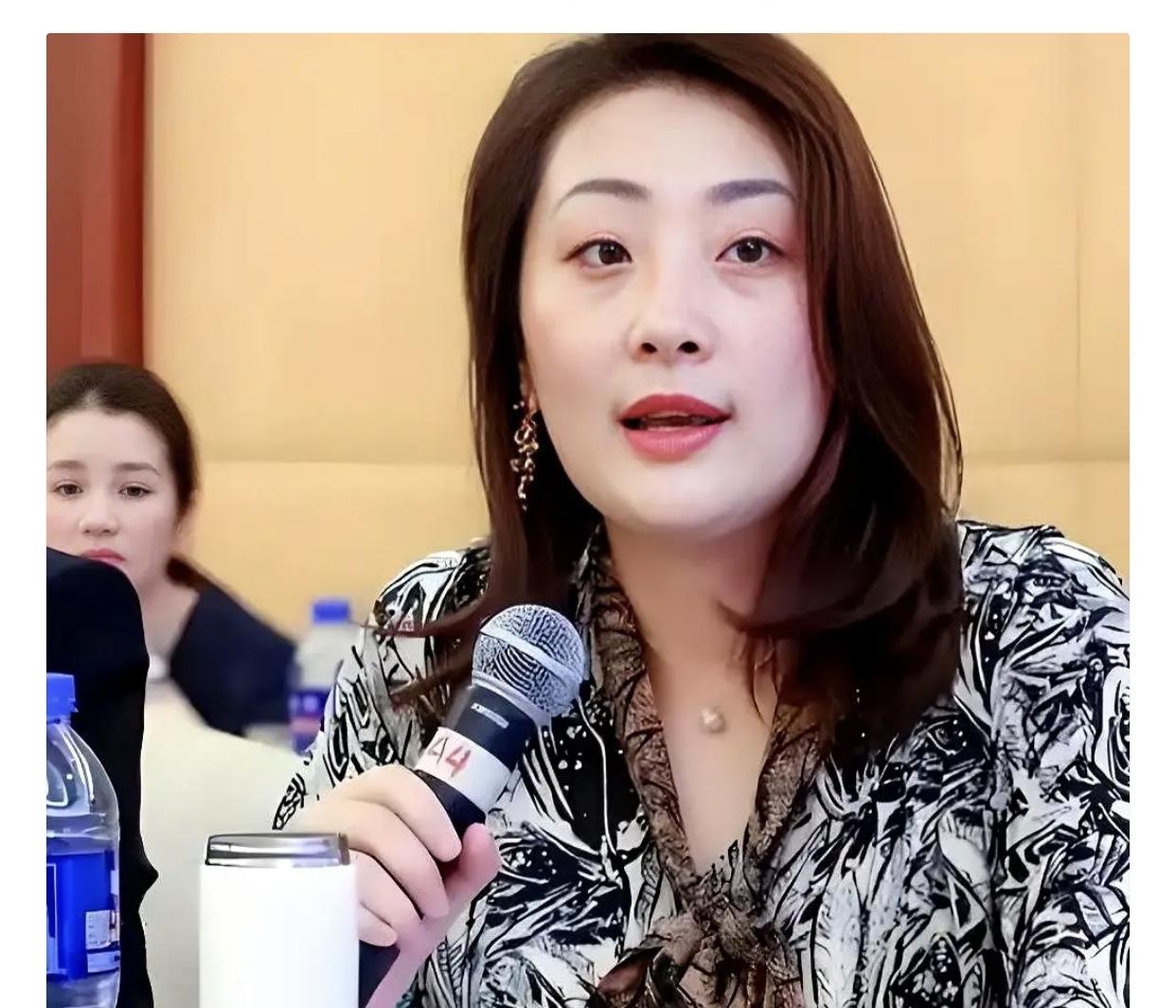 宗馥莉走了，没告别，没仪式，连一句“再见”都没留。宗馥莉辞职了，娃哈哈内网悄