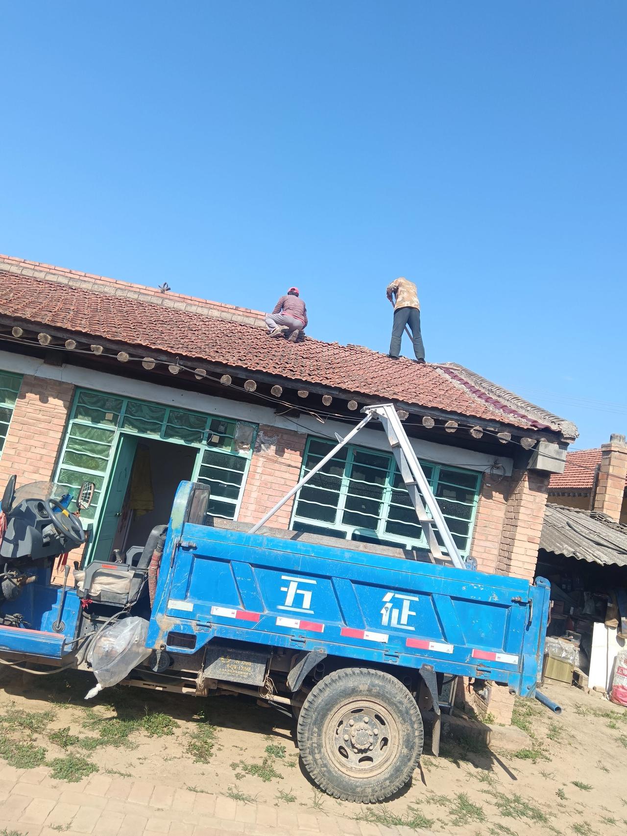 盖房过程记录农村自建房盖房全过程农村盖房建房农村自建房屋顶挂瓦农村盖房