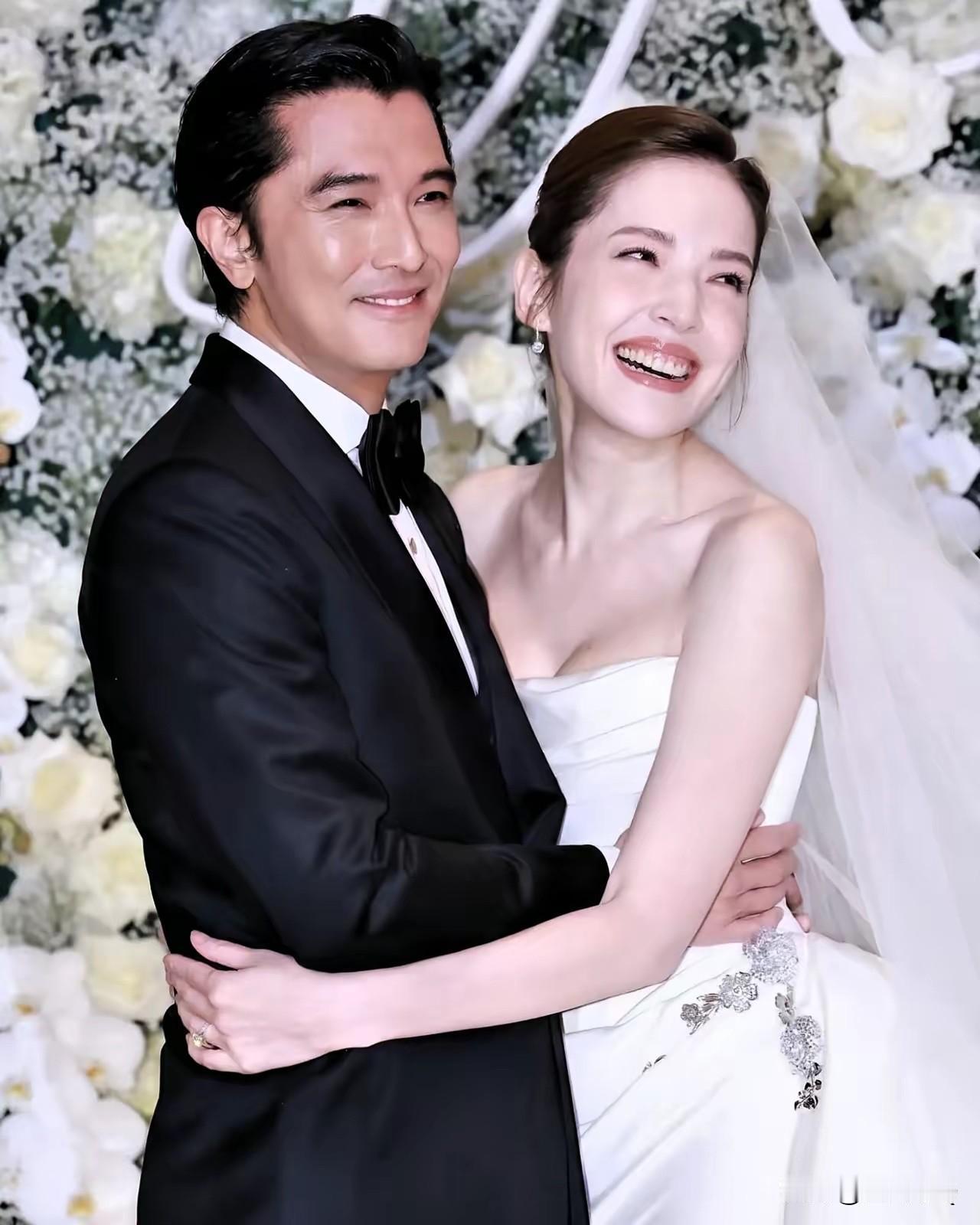 肢体语言骗不了人，许玮甯爱惨了邱泽，这绝对是嫁给爱情的样子。以前都说邱泽渣，伤透