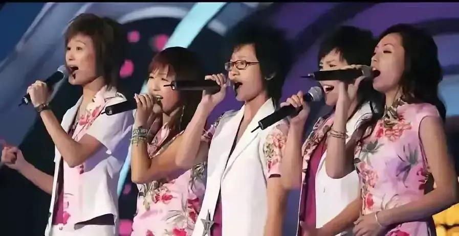 05超女审美修罗场：当年嫌短发丑，如今全员真香！当年投票时，我妈指着电视直