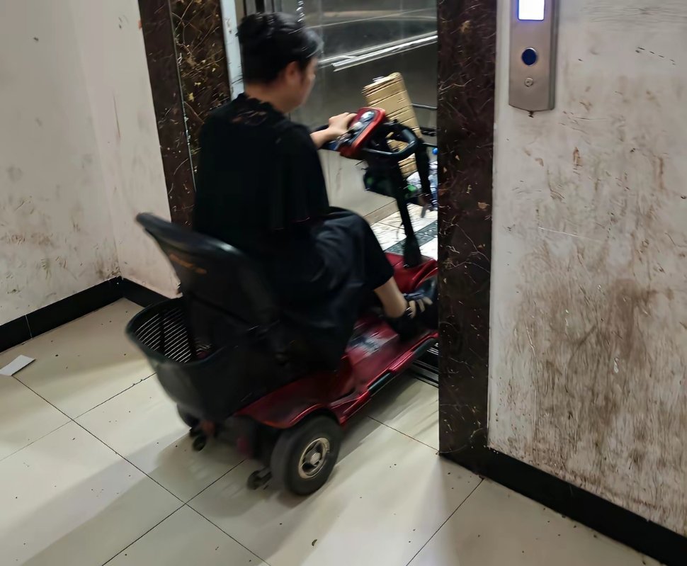 入住不到三年的小区就成这样了，物业也不管，真的好想卖掉回老家盖房子算了​​​