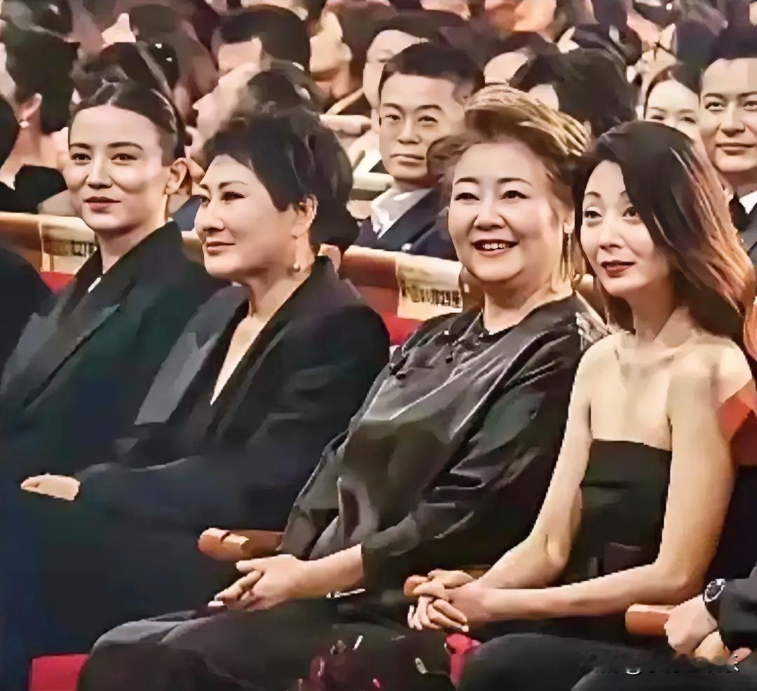 左边是宋佳和张凯丽，而右边这位美女是谁？长相甜美，看起来年龄不小了，但穿着却十分