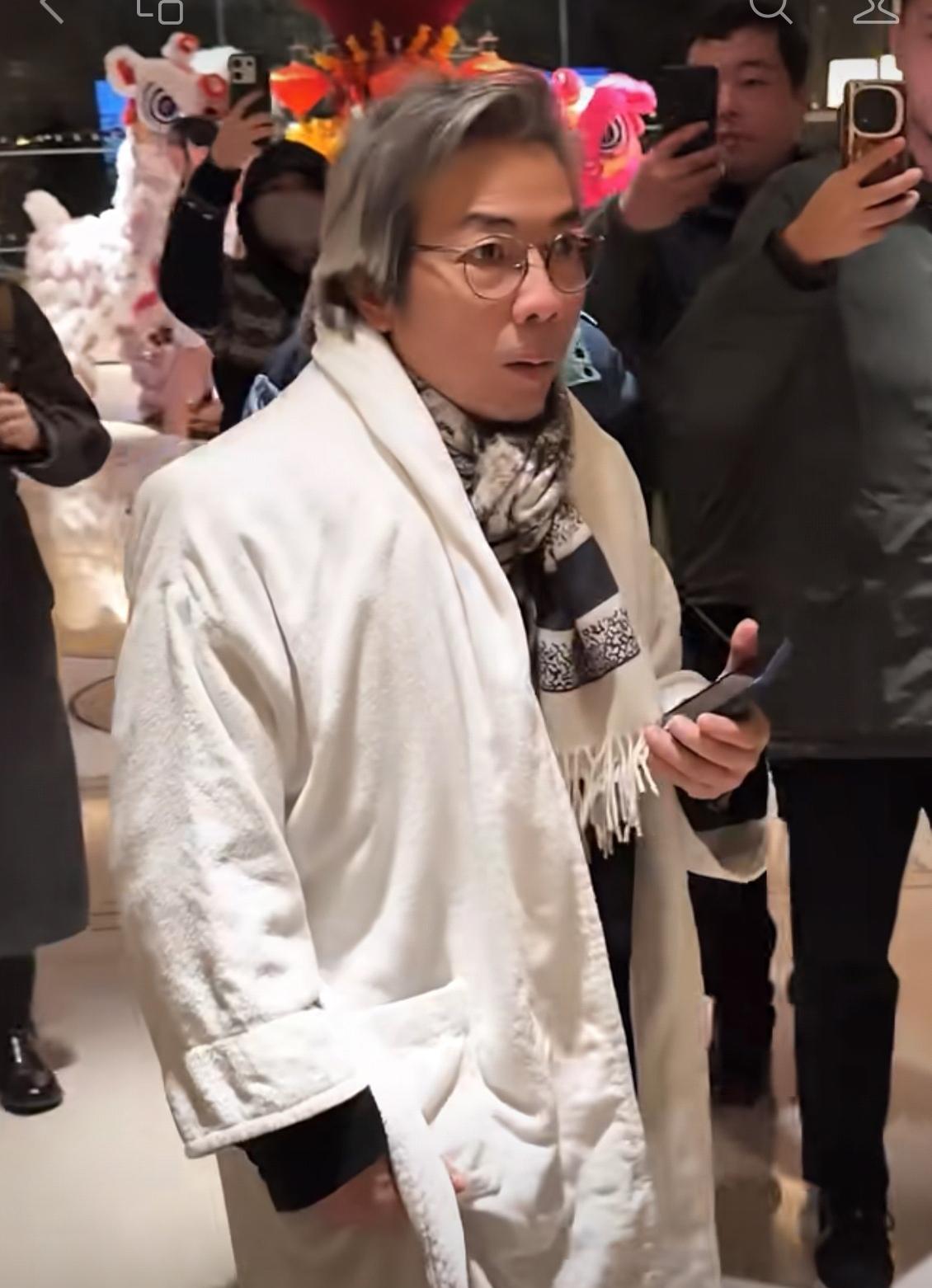 别再抱怨遇不到贵人。看看王菲，几十年的老搭档从不换，连春晚礼服都是专属设计。