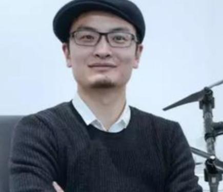 《硬核汪滔：美国制裁他涨价13%，大疆无人机让老美边跺脚边买单！》