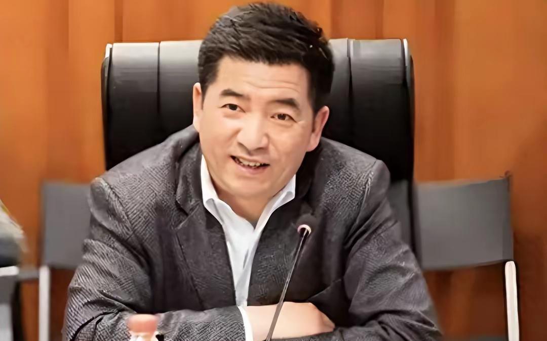 房产界再爆雷！集团负债千亿，前掌门套2千万跑路，在机场被带走。绿城集团这个曾经