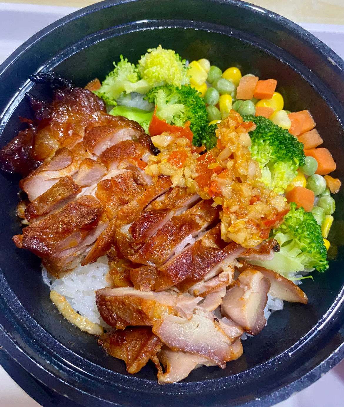 原来学校食堂是隐藏的米其林每位都藏在了学校的食堂，看上去真的好有食欲。又是别人