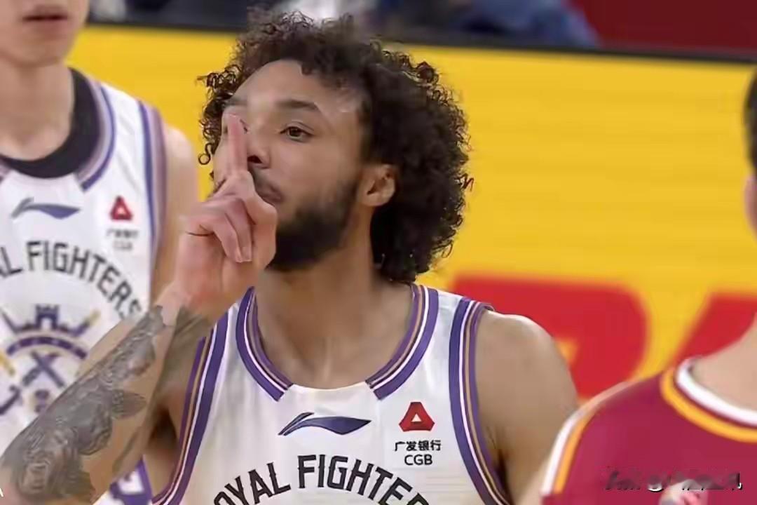 豪斯中投救主北控，却因挑衅球迷引发争议：技术犯规该不该吹？