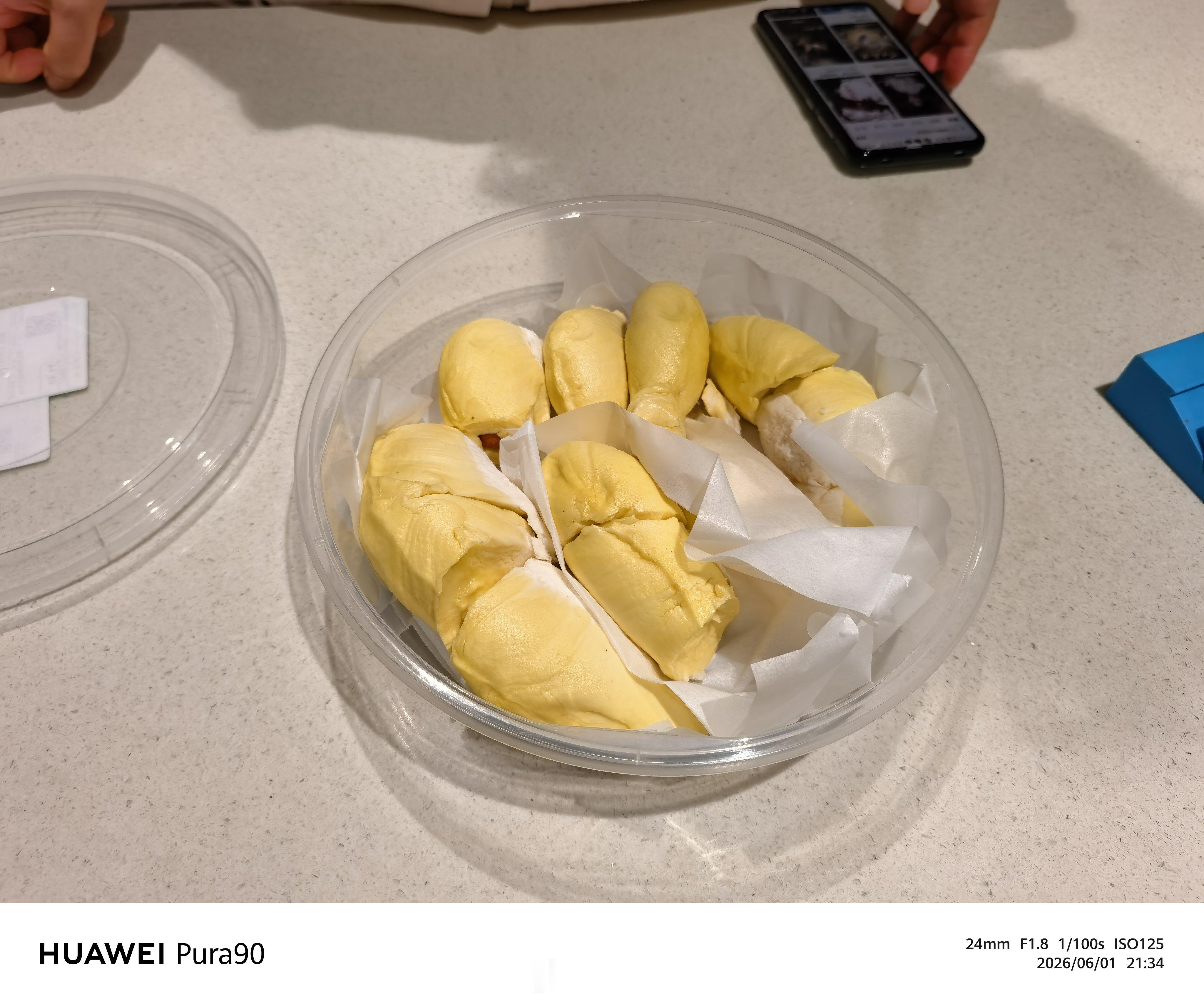 终于买到干包榴莲了，外面脆脆的，里面糯糯的，这一大盒75块感觉很值