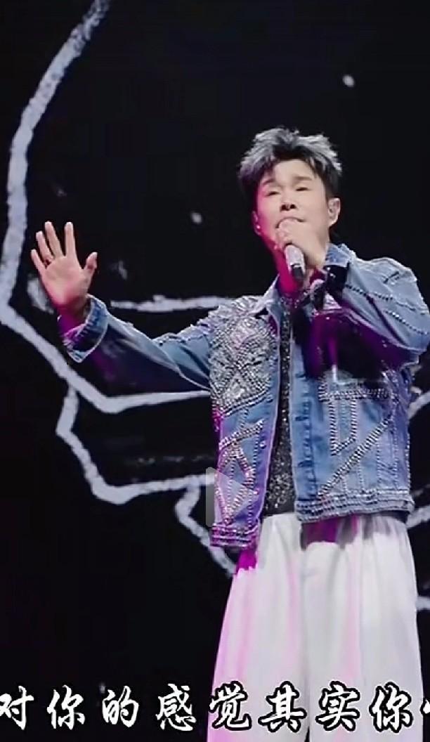 著名二人转演员小沈阳，你们的巡回演唱会。今天在沈阳奥体中心正式拉开序幕，据说门票