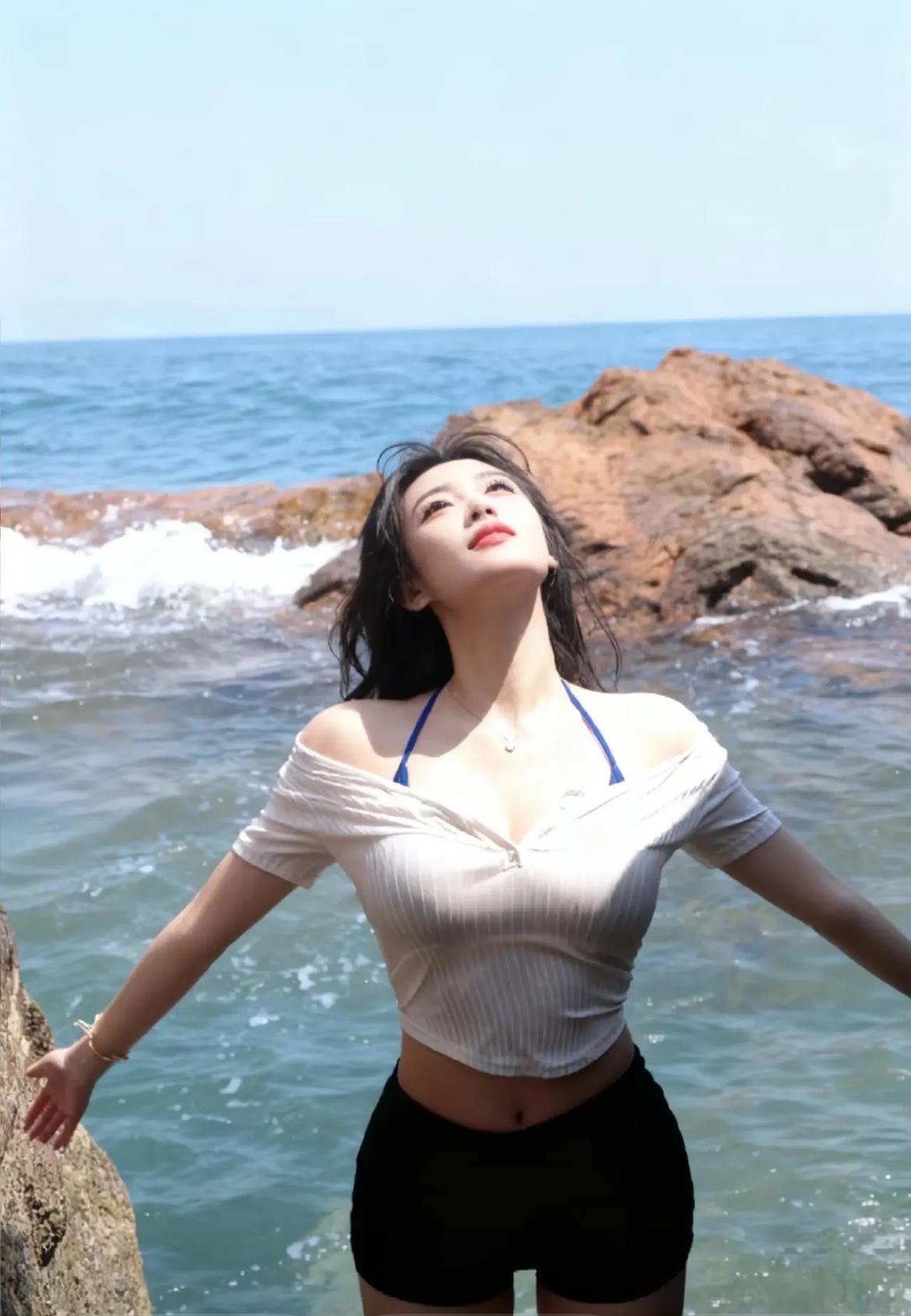 女孩都有个通病，见到心动的男生，瞬间就变了模样。平时咋咋呼呼的，一碰上喜