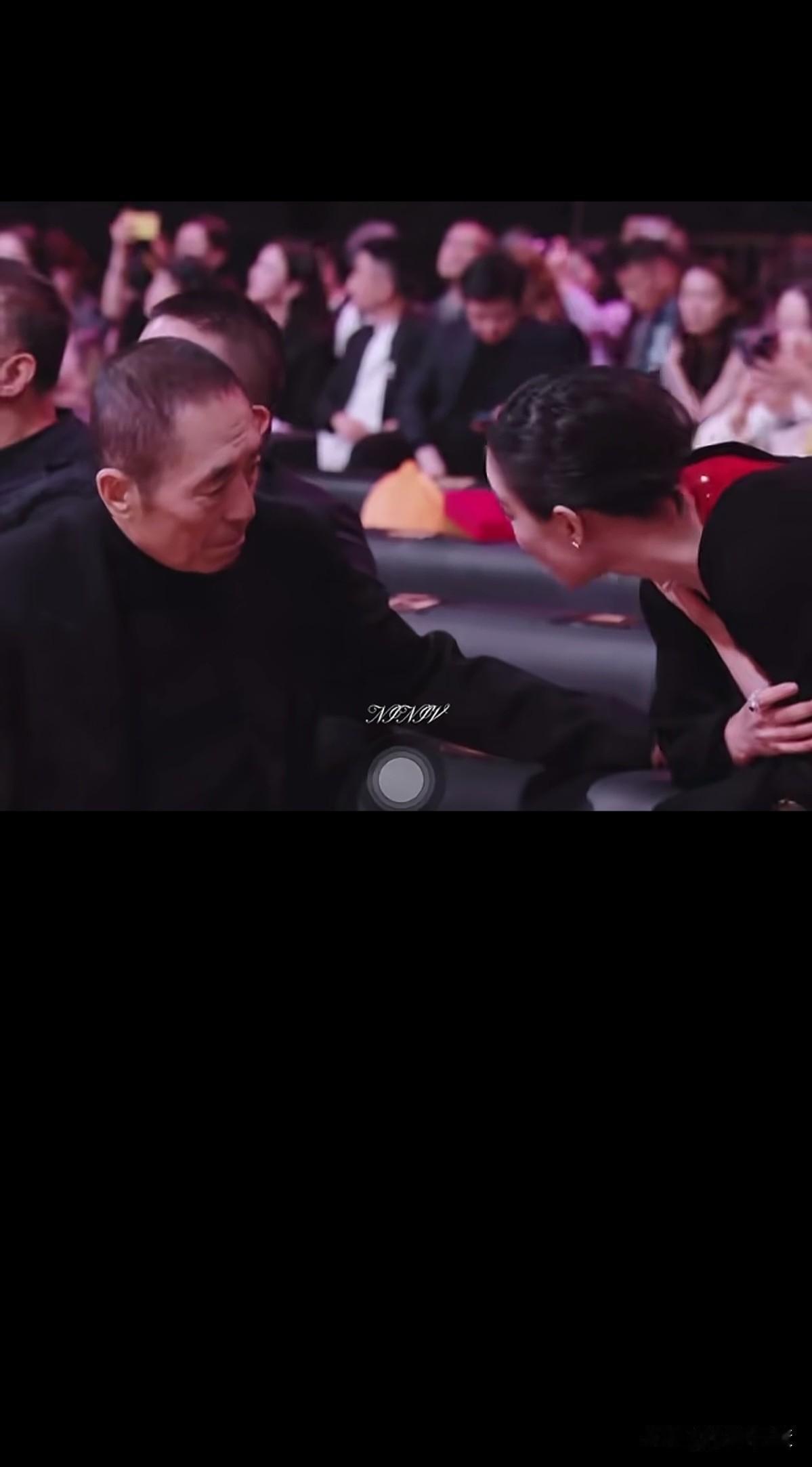 倪妮还是很谨慎的，和张艺谋大导演交流时，手盖胸口。张导什么大场面没见过，