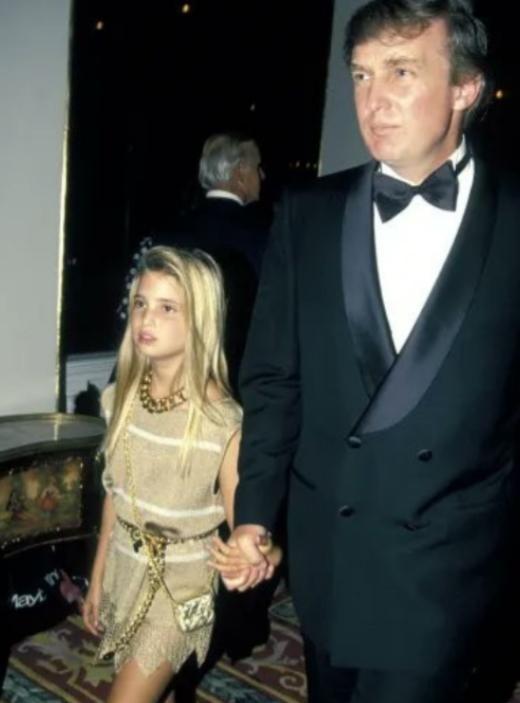 美国司法部公开的爱泼斯坦案最新档案，一出炉就炸翻了全球舆论，这次披露的体量，更是