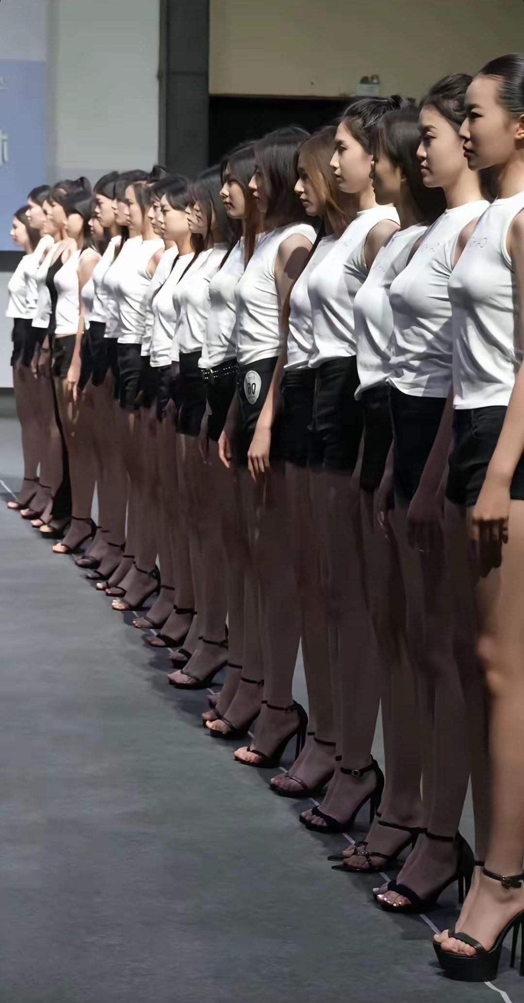 “横看成岭侧成峰，远近高低各不同。不识庐山真面目，只缘身在此山中。”说的正是这些