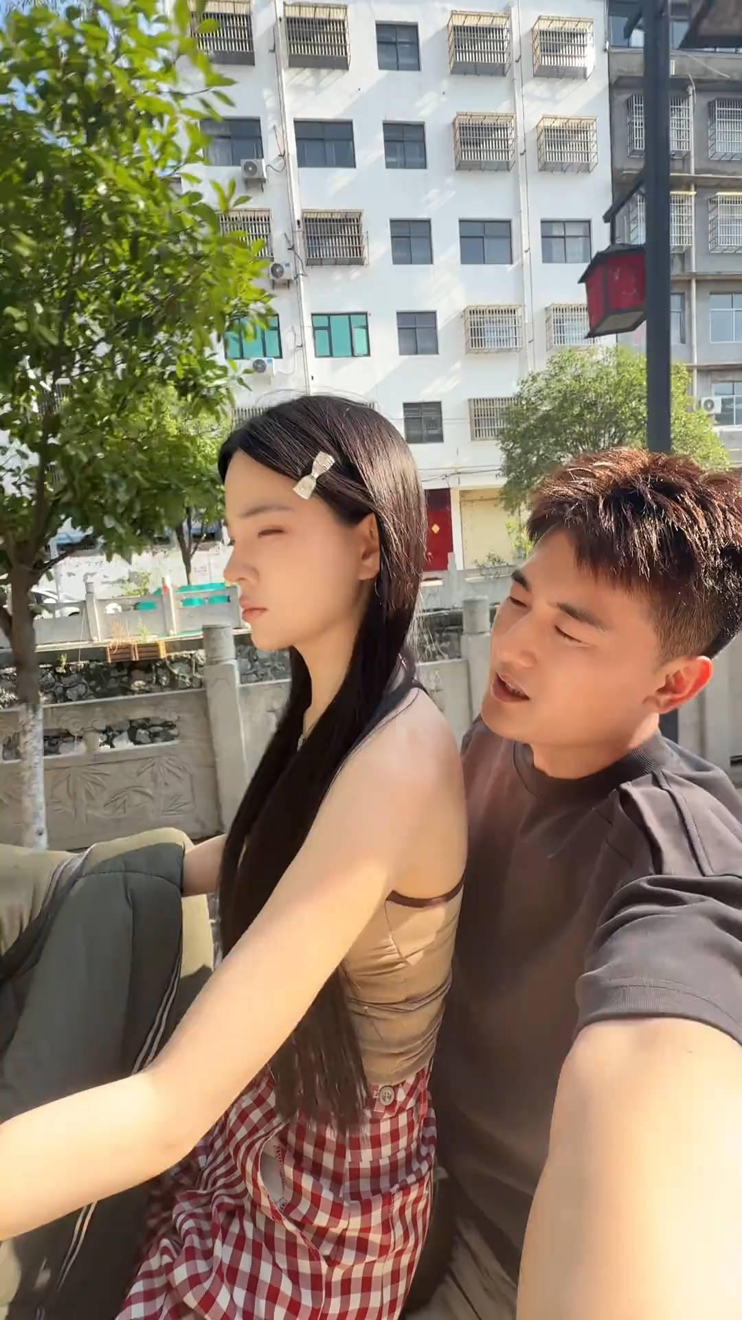 因为什么现在男光棍那么多？因为男的没有钱。女光棍也那么多，还不是因为男的没有钱。