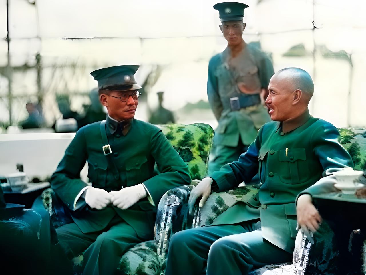 这是1936年龙志舟与蒋中正在广州会面。二人的关系以抗战为分水岭，战前互相利用、