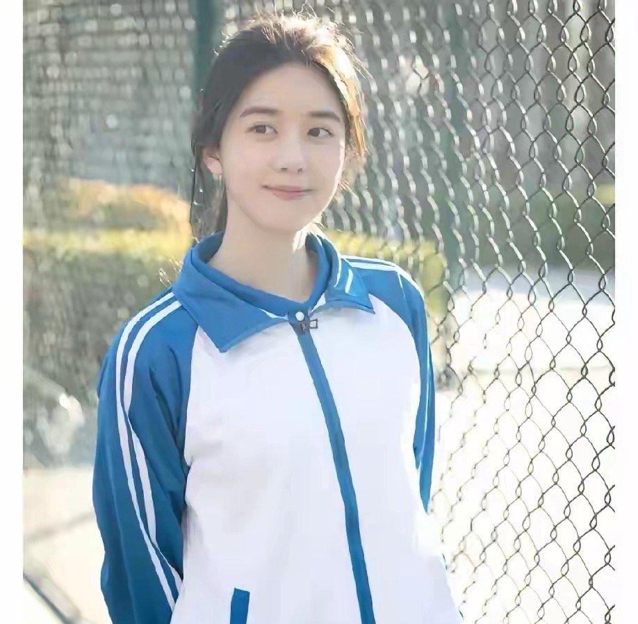 有关李凯馨的几条冷信息：1.出道就是巅峰。15岁被名导许鞍华相中，拍了苹果广告《