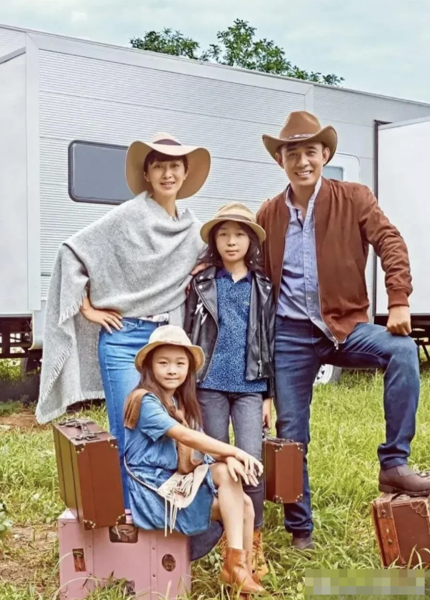 瞧这一家四口的合影，你还记得两夫妻是谁吗？他们其实在十几二十年前就已经是红极一时