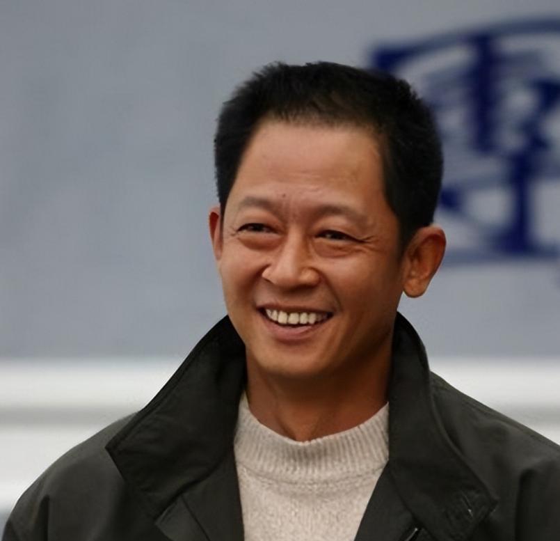 王志文成名后，带母亲去豪华餐厅吃饭，点菜时，母亲问服务员：“大闸蟹多少钱一只？”